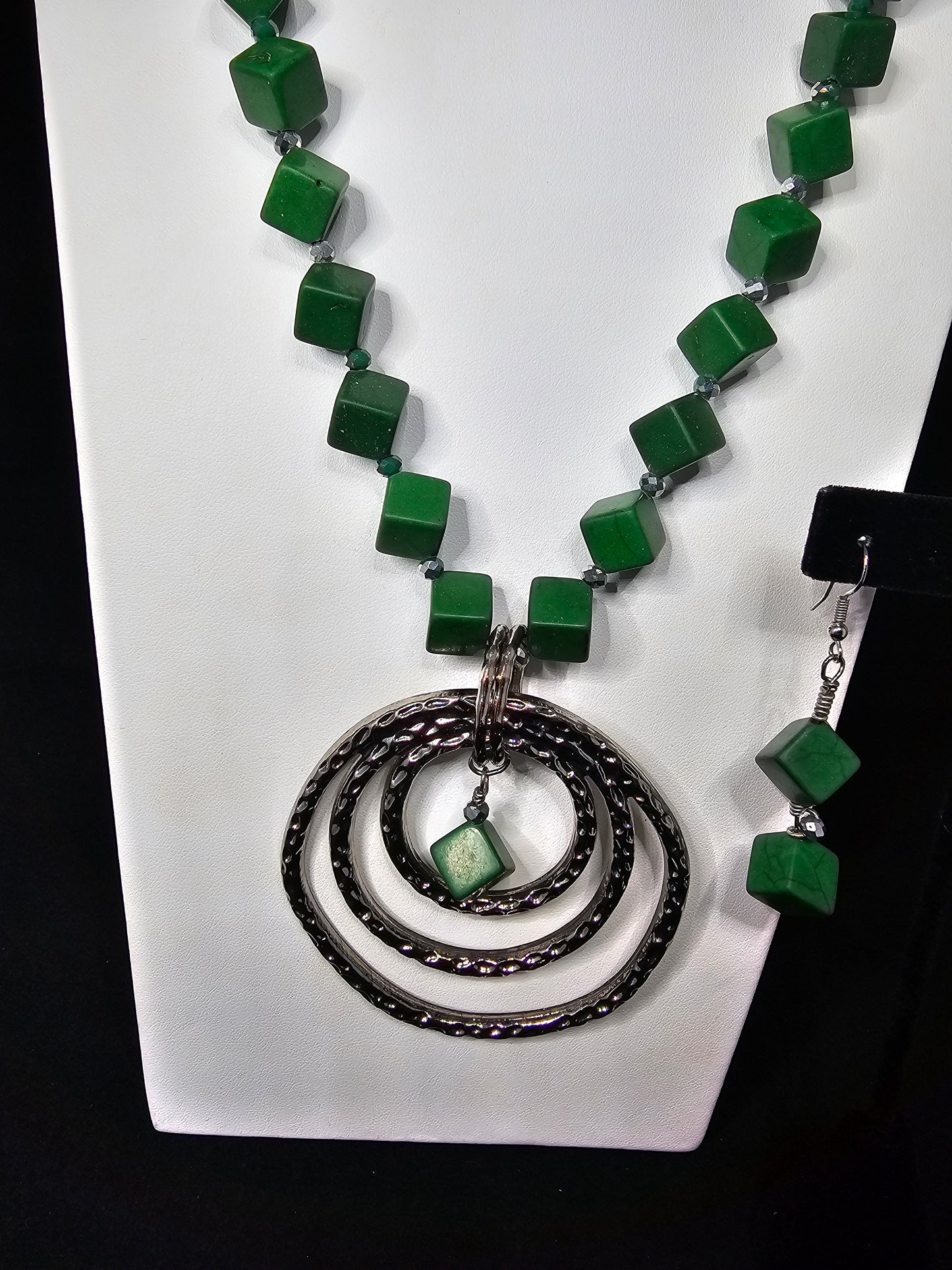 Jayda Green Necklace Set Silver with Hammered Triple Circle Pendant
