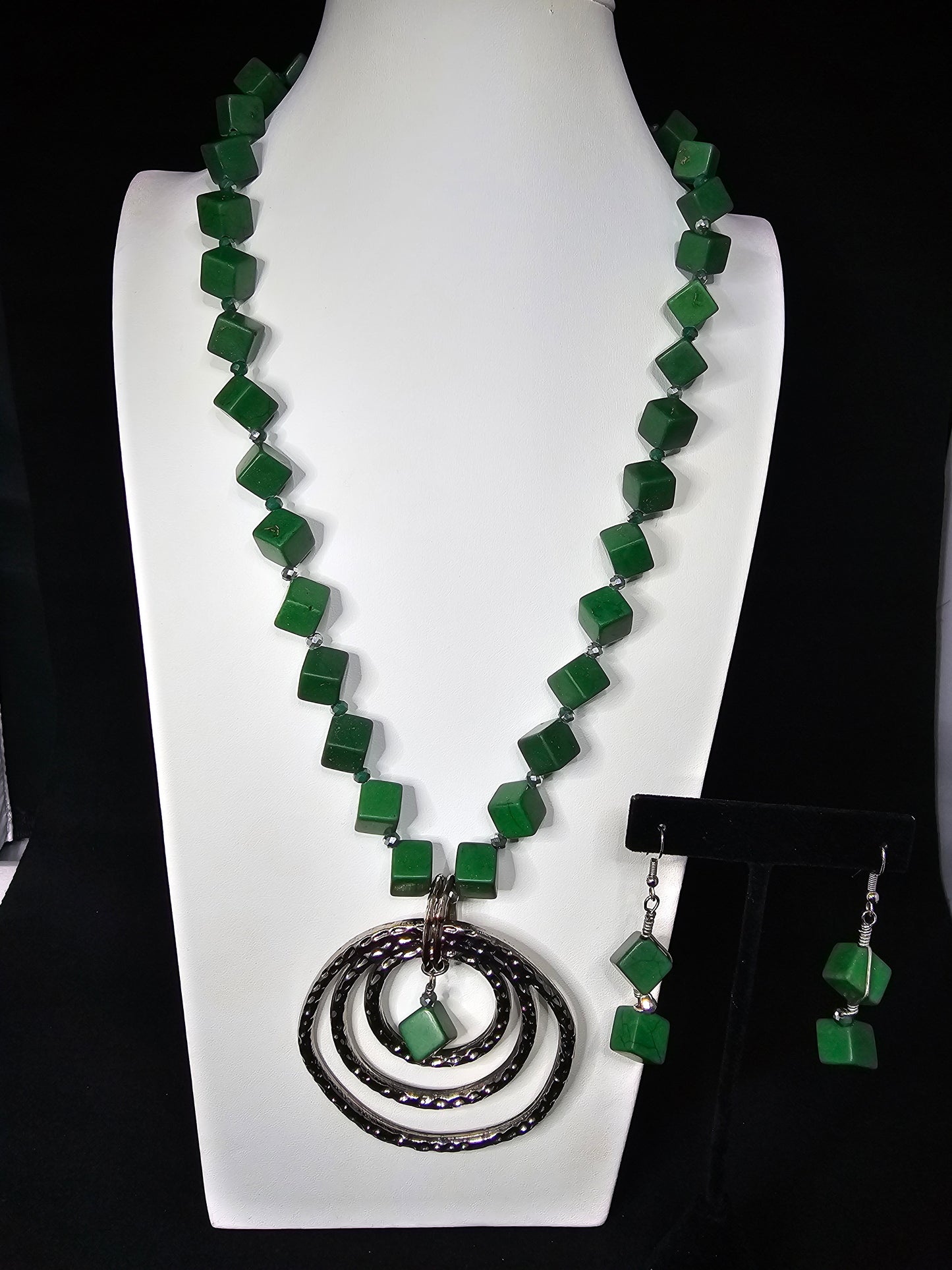 Jayda Green Necklace Set Silver with Hammered Triple Circle Pendant